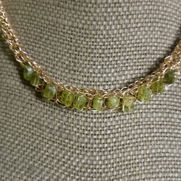 Gold woven wire necklace Green beads - Picture 3 of 5